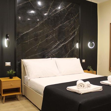 Blackwoody Contemporary Rooms - Napoli Centro Storico Via Toledo Bagian luar foto