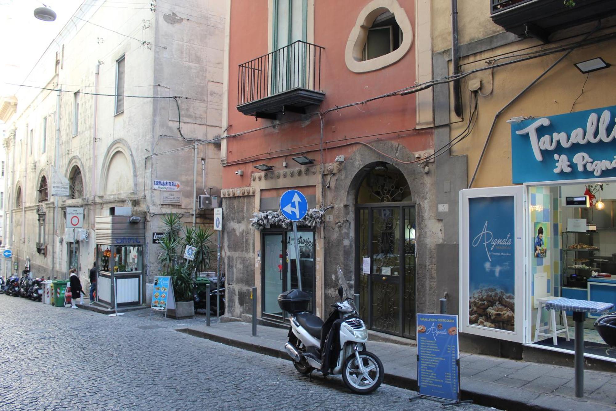 Blackwoody Contemporary Rooms - Napoli Centro Storico Via Toledo Bagian luar foto