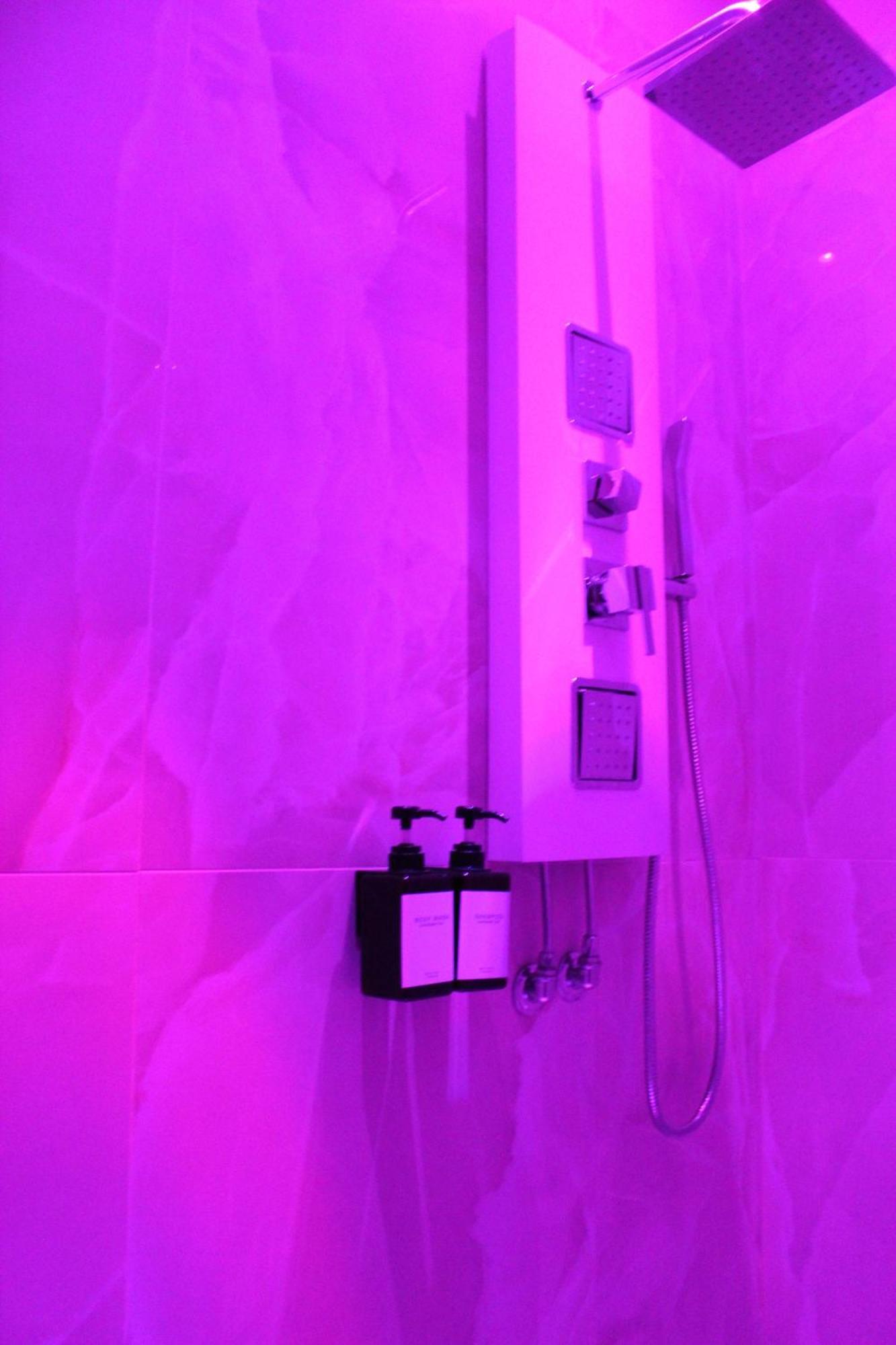 Blackwoody Contemporary Rooms - Napoli Centro Storico Via Toledo Bagian luar foto