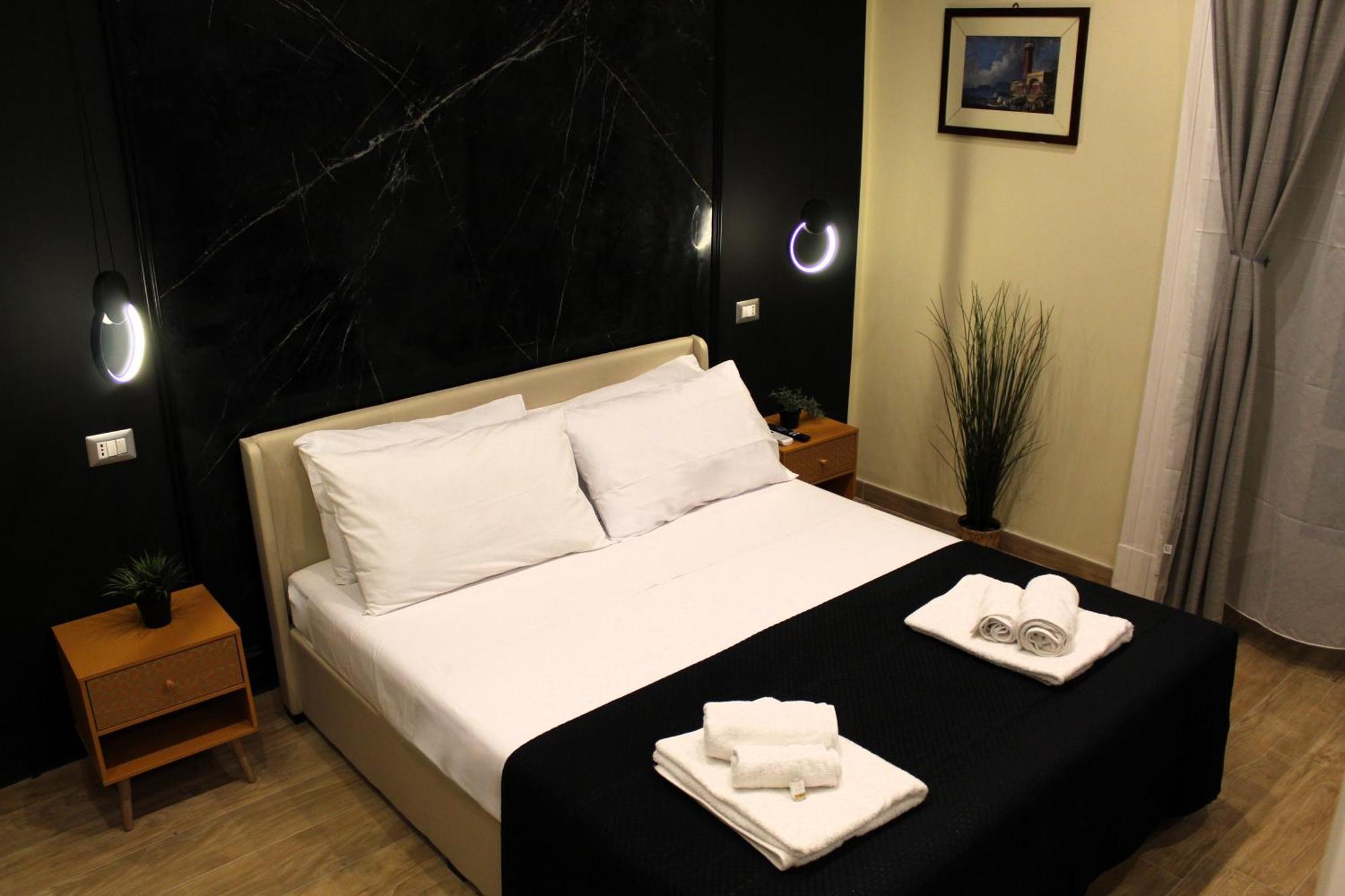 Blackwoody Contemporary Rooms - Napoli Centro Storico Via Toledo Bagian luar foto