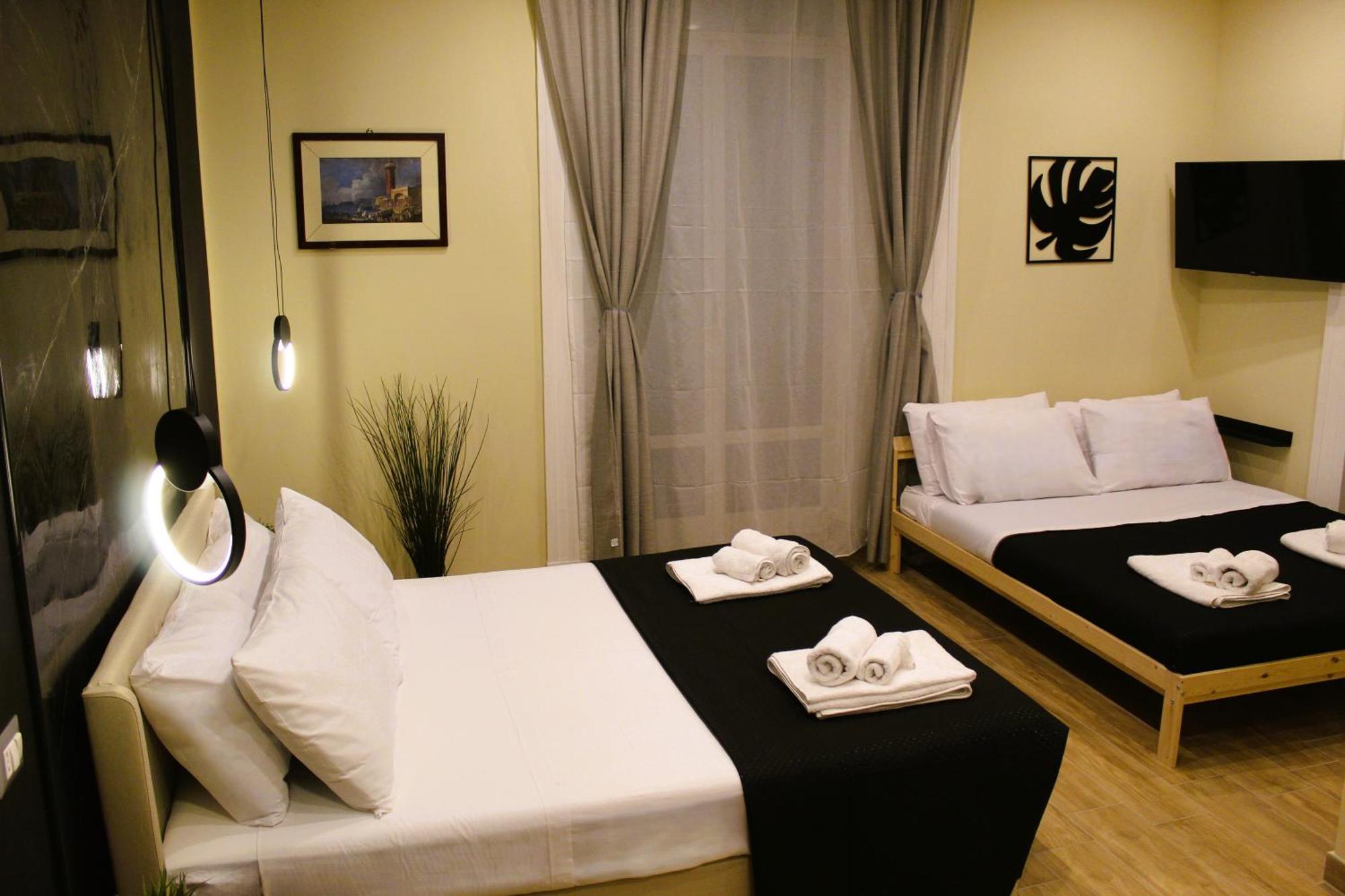 Blackwoody Contemporary Rooms - Napoli Centro Storico Via Toledo Bagian luar foto