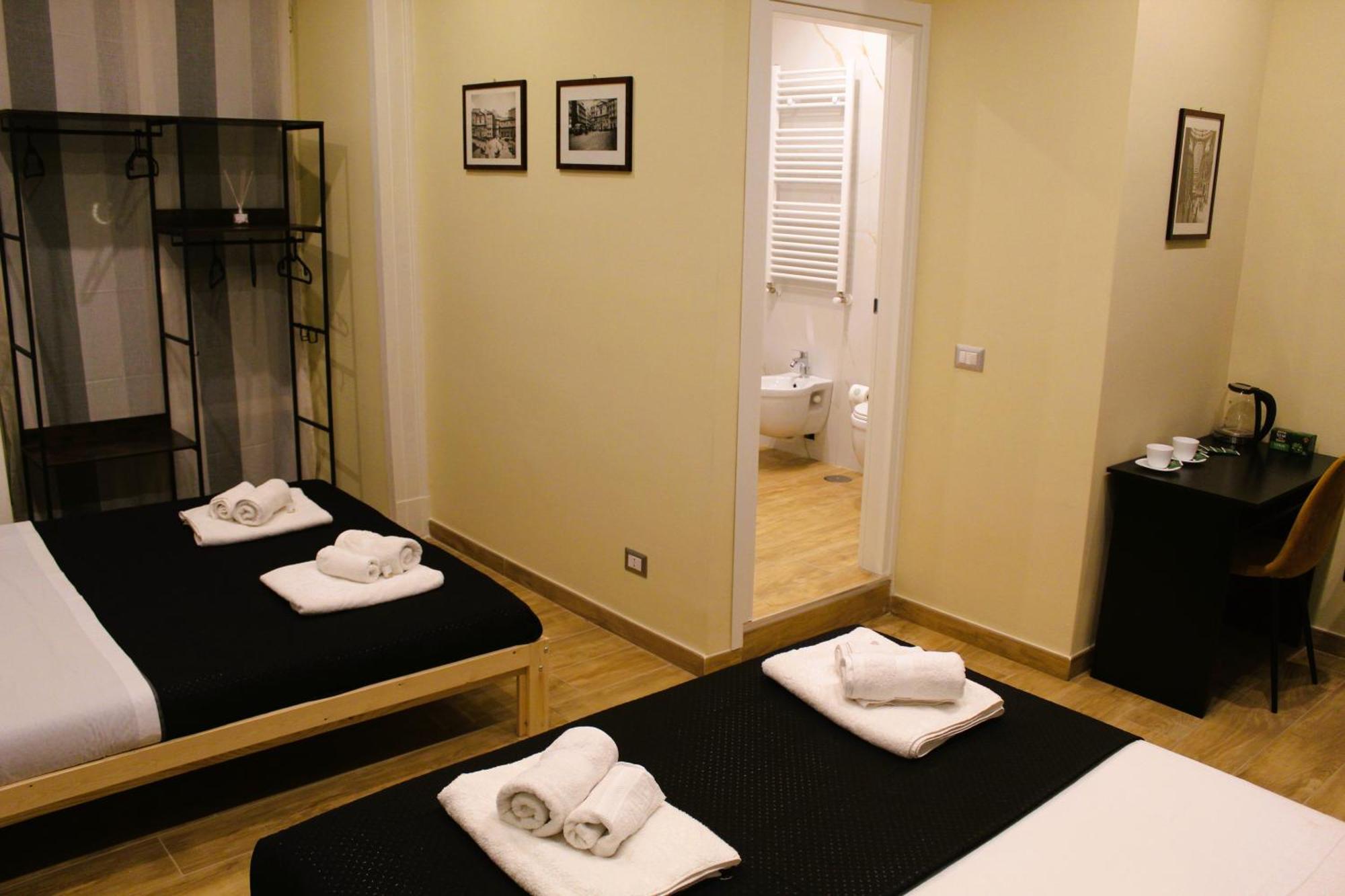 Blackwoody Contemporary Rooms - Napoli Centro Storico Via Toledo Bagian luar foto