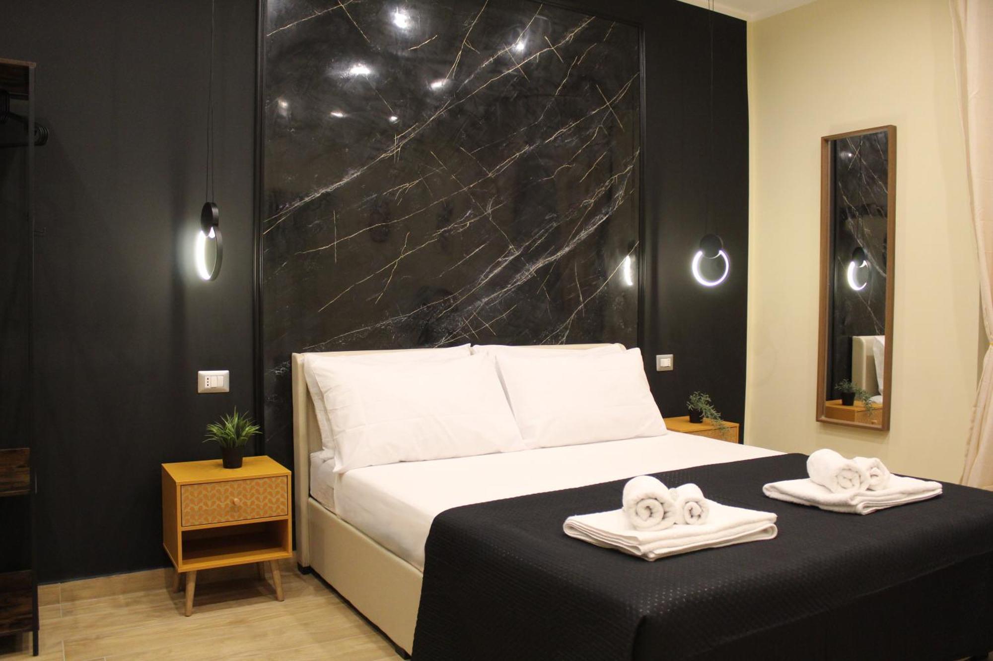 Blackwoody Contemporary Rooms - Napoli Centro Storico Via Toledo Bagian luar foto