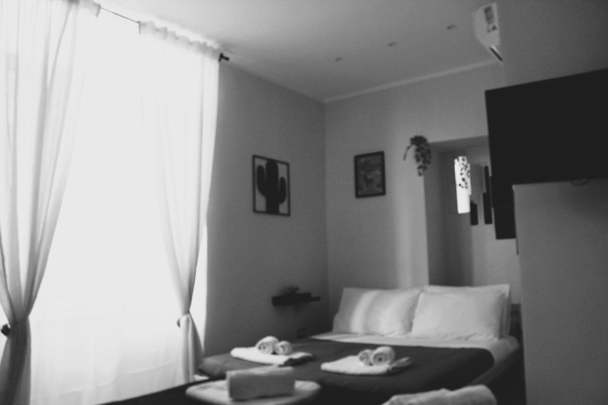 Blackwoody Contemporary Rooms - Napoli Centro Storico Via Toledo Bagian luar foto