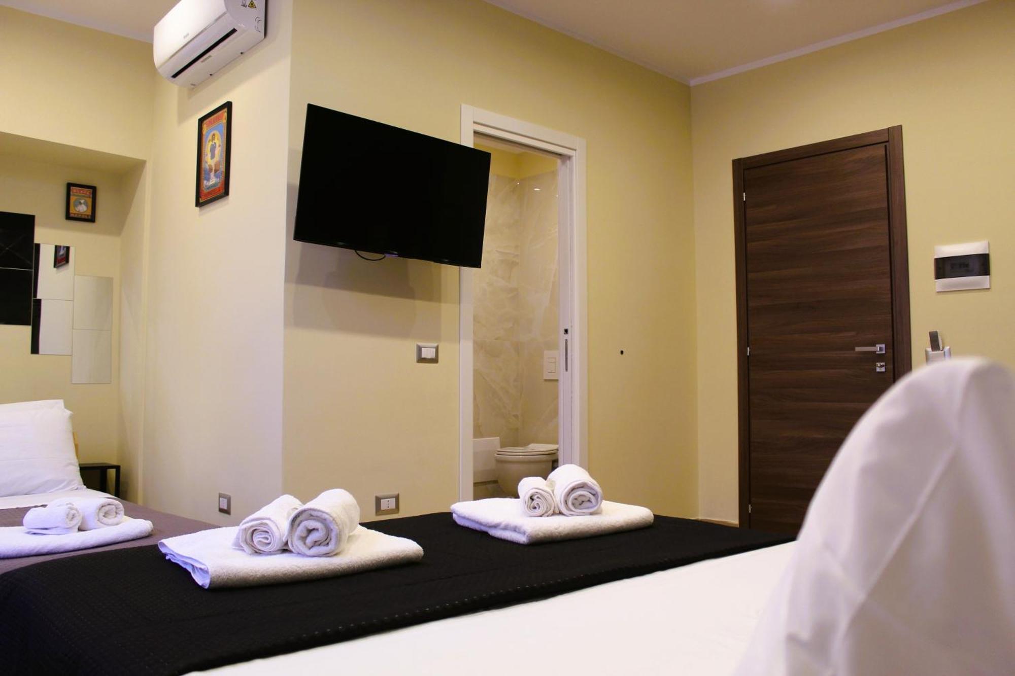Blackwoody Contemporary Rooms - Napoli Centro Storico Via Toledo Bagian luar foto