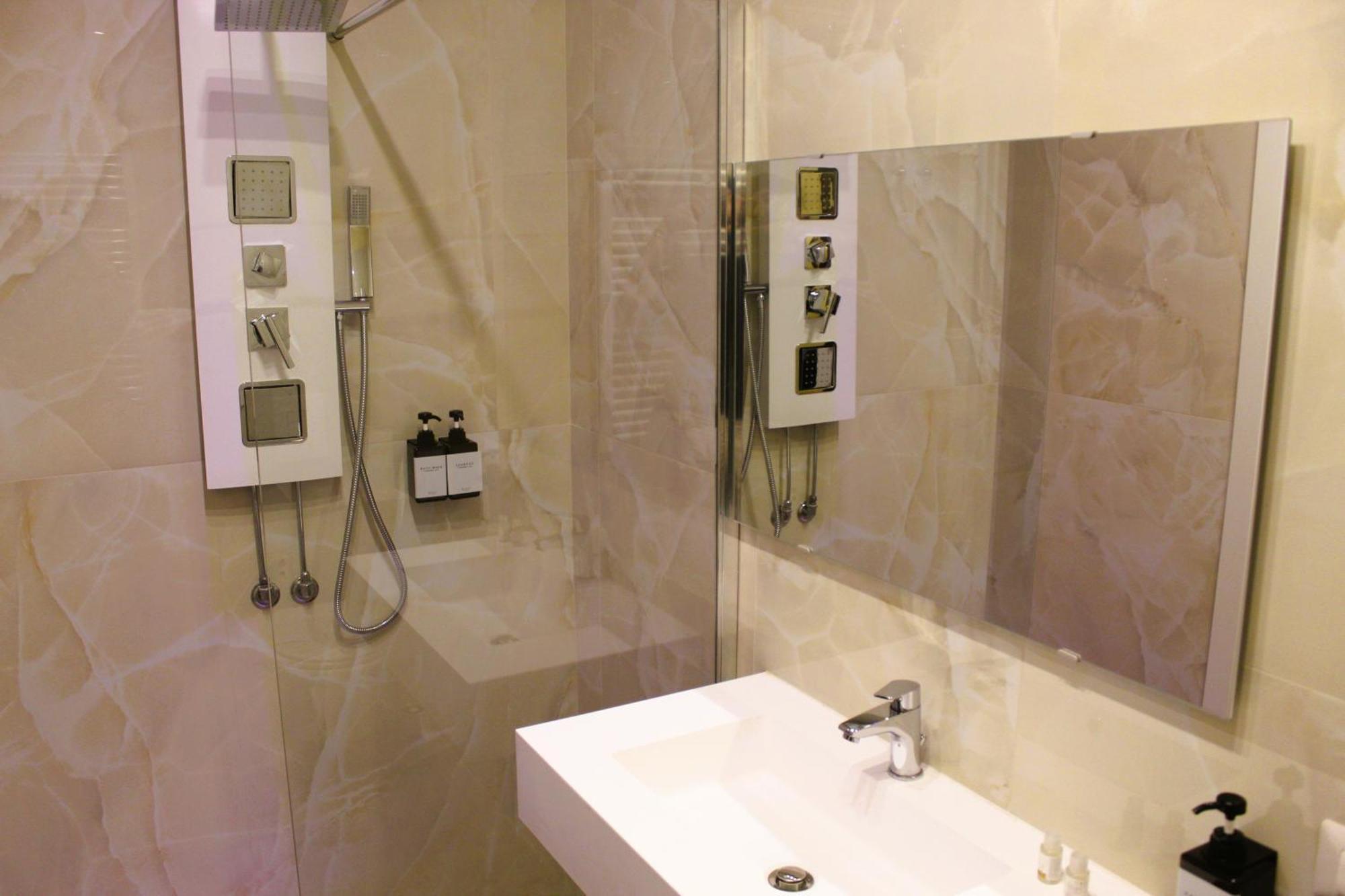 Blackwoody Contemporary Rooms - Napoli Centro Storico Via Toledo Bagian luar foto