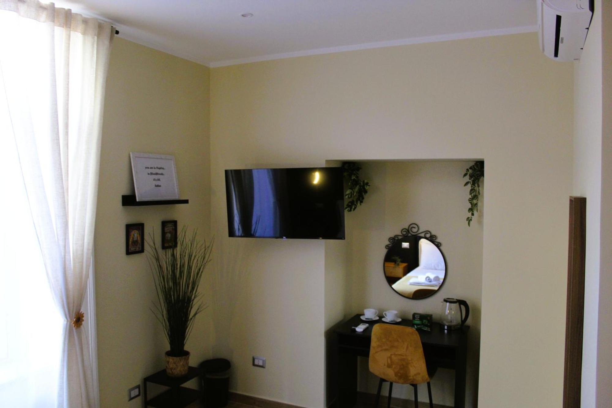 Blackwoody Contemporary Rooms - Napoli Centro Storico Via Toledo Bagian luar foto