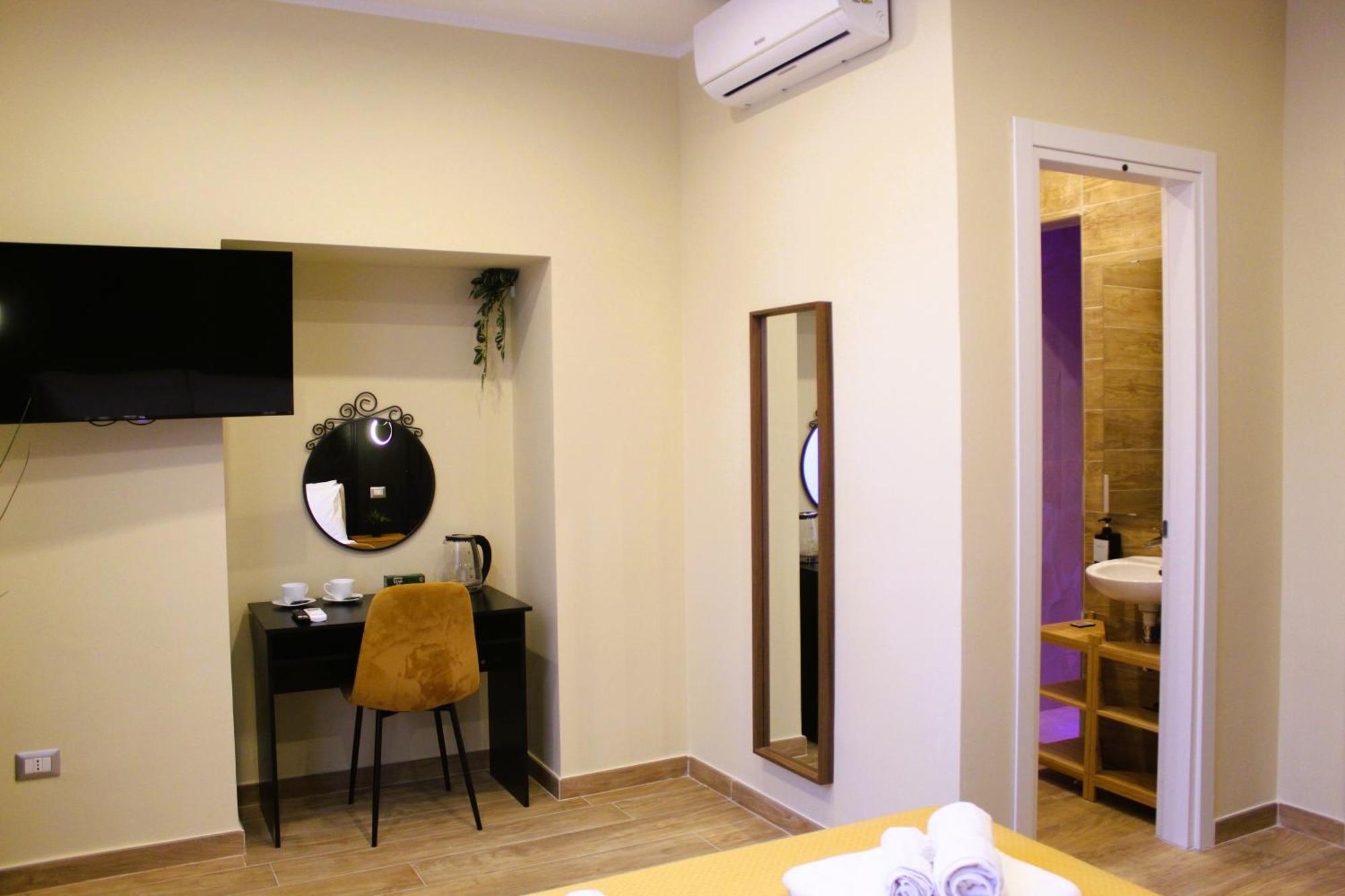 Blackwoody Contemporary Rooms - Napoli Centro Storico Via Toledo Bagian luar foto