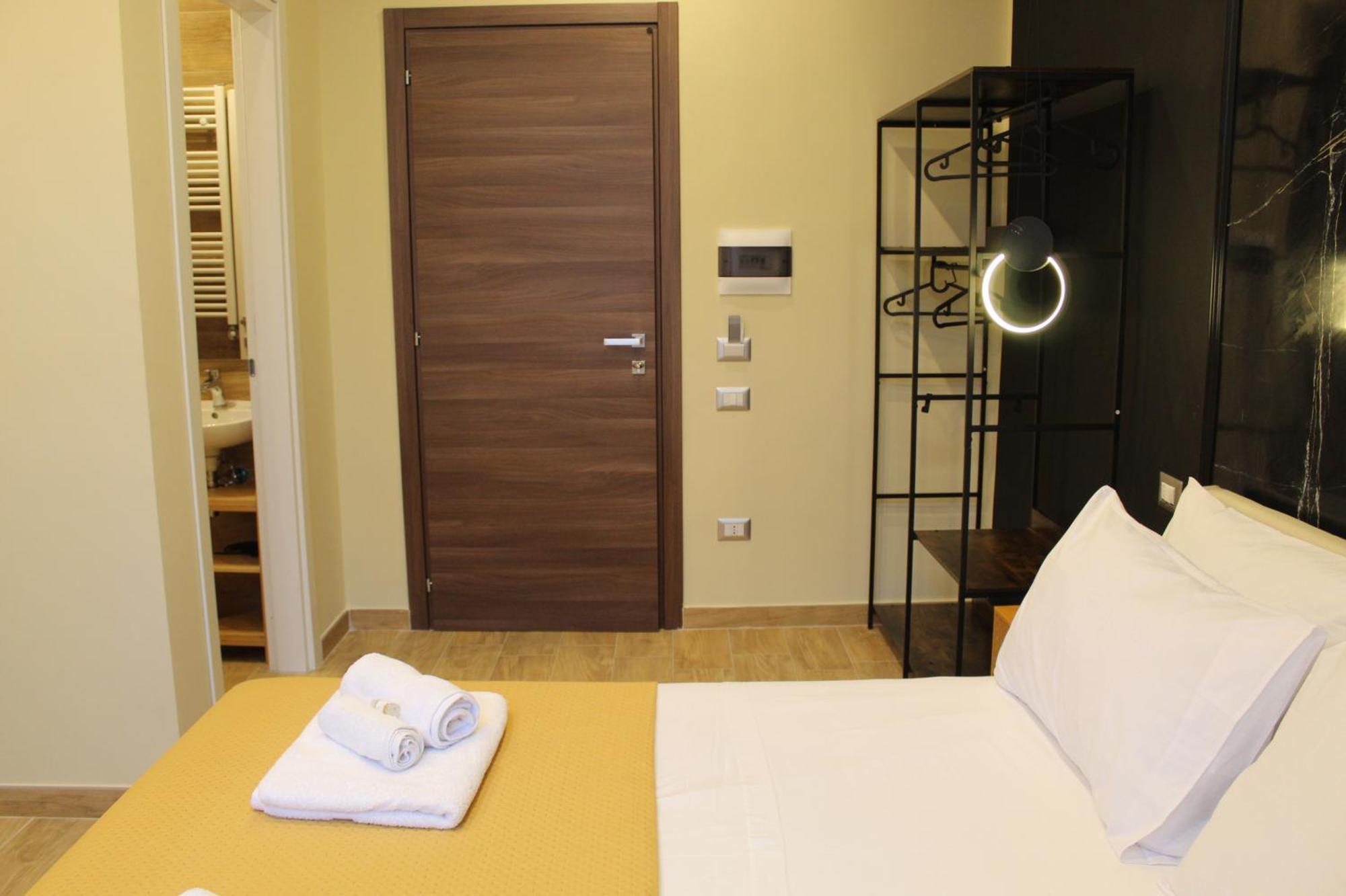Blackwoody Contemporary Rooms - Napoli Centro Storico Via Toledo Bagian luar foto