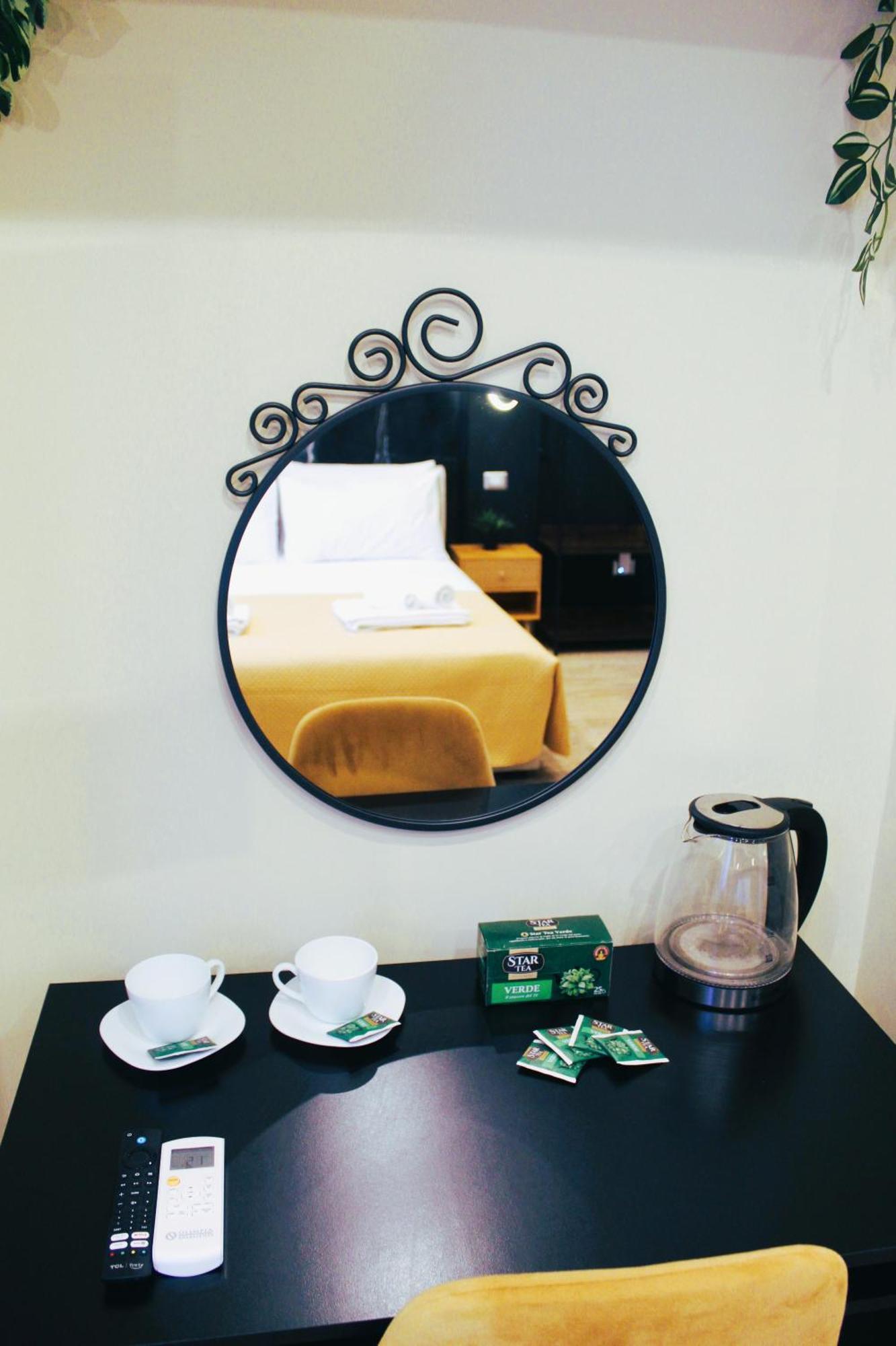 Blackwoody Contemporary Rooms - Napoli Centro Storico Via Toledo Bagian luar foto