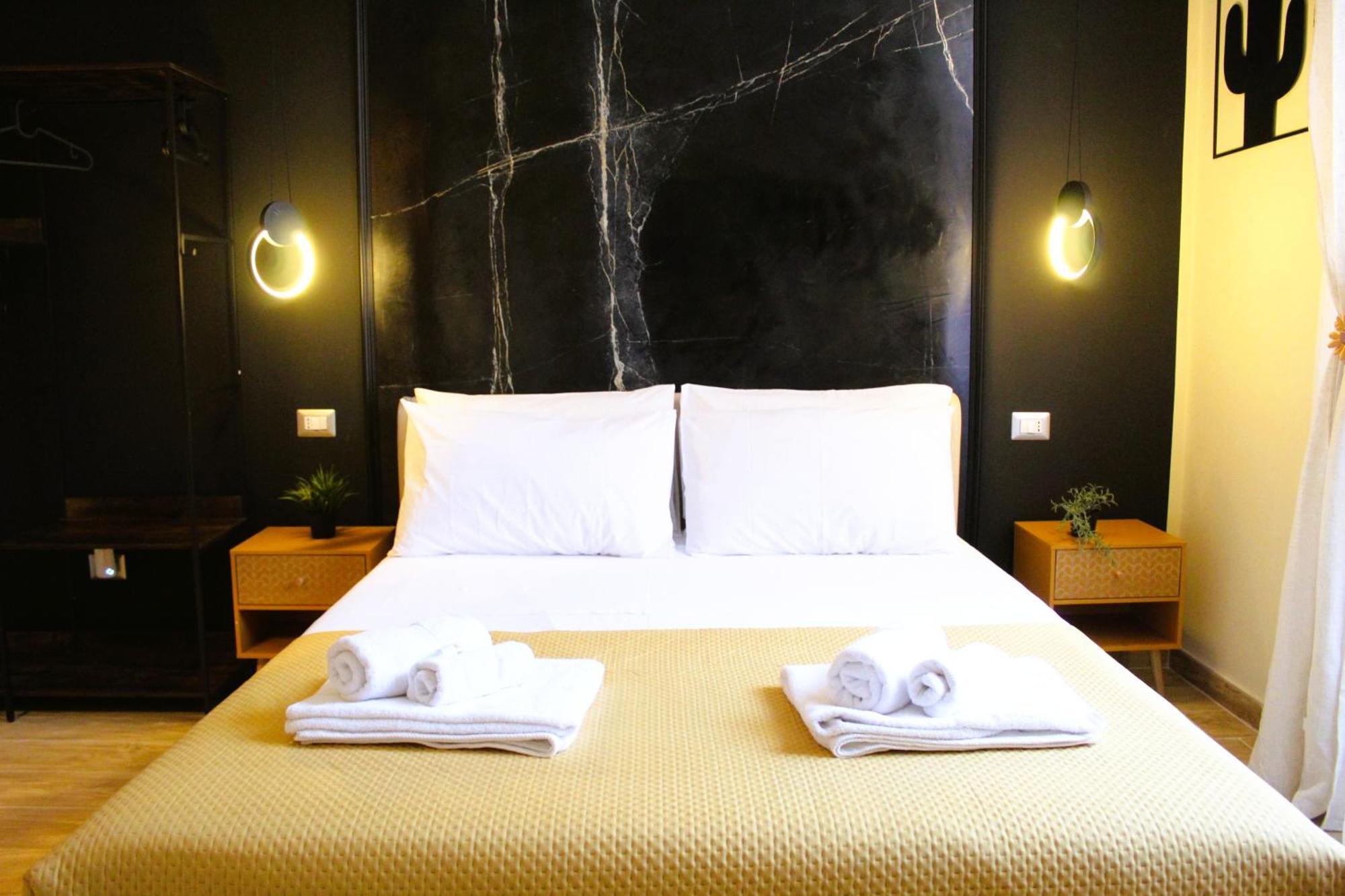 Blackwoody Contemporary Rooms - Napoli Centro Storico Via Toledo Bagian luar foto