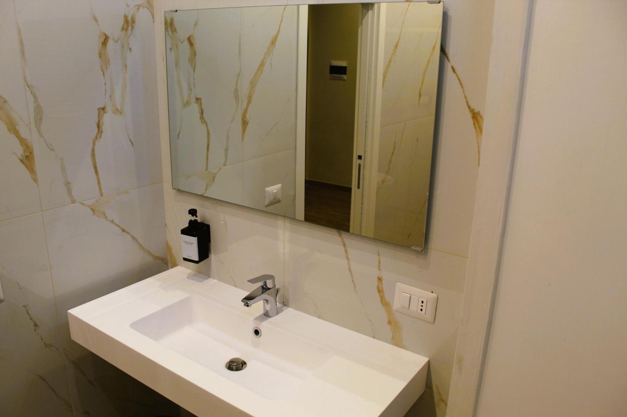 Blackwoody Contemporary Rooms - Napoli Centro Storico Via Toledo Bagian luar foto